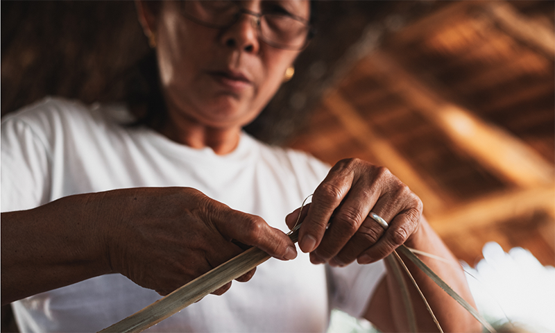 Mujer tejiendo a mano